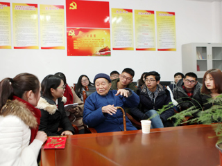 抗战老兵吴其昌为bw必威西汉姆联官方网站贫困学生捐款并进行爱国主义教育