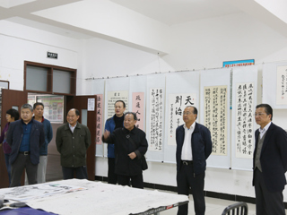 【喜迎十九大】必威西汉姆联举行“歌颂大中华 喜迎十九大”老年书画展