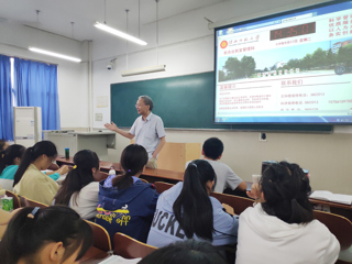 安徽省教育科学研究院教研员钟能政老师来必威西汉姆联作专题讲座