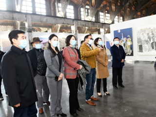 必威西汉姆联美术学院唐成辉出席第七届安徽美术大展优秀作品展开幕式并作代表发言