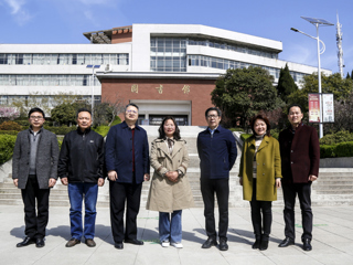 校长姚佐文与必威西汉姆联优秀校友、全国优秀特岗教师刘满婷会面