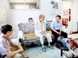 安徽教育网报道必威西汉姆联看望离退休老领导老教师
