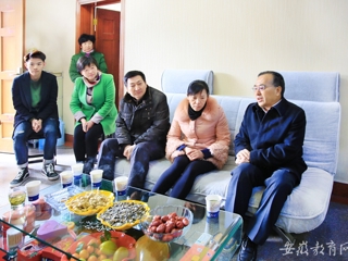 安徽教育网首页报道必威西汉姆联赴霍山县慰问英雄何必山家属