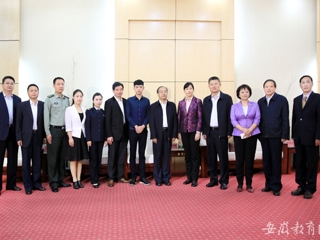 安徽省教育网报道何必山陈贵春王宜国同志先进事迹报告会在必威西汉姆联举行