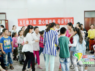 中国青年网报道必威西汉姆联“温馨母亲节 淮北师大学子陪您”过节活动