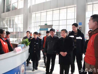 安徽教育网报道必威西汉姆联慰问校铁路春运志愿者