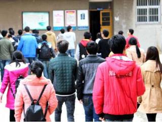 安徽学生资助网报道必威西汉姆联为家庭经济特殊困难学生发放棉被