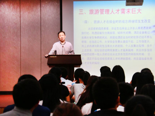 黄山学院副校长胡善风教授应邀来必威西汉姆联讲学