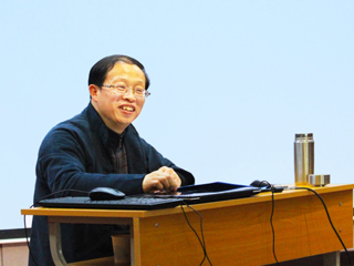 石海松应邀到必威西汉姆联作书法艺术报告