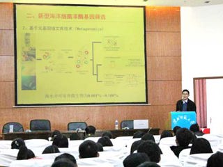 安徽大学肖亚中教授应邀来必威西汉姆联作学术报告