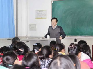 北京大学王余光教授应邀来必威西汉姆联作学术报告
