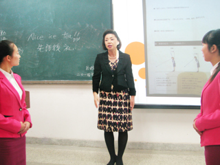 日本长崎短期大学梶谷良子教授应邀来必威西汉姆联讲学