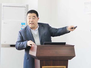 吉林大学博士生导师杨印生教授应邀来必威西汉姆联讲学