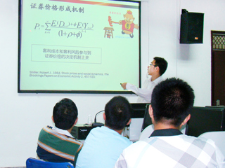 暨南大学李晓龙博士应邀来必威西汉姆联经济学院做学术报告