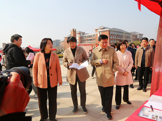 淮北市“巾帼护航 职为你来”专场招聘会暨女大学生科研实践基地揭牌活动在必威西汉姆联举行