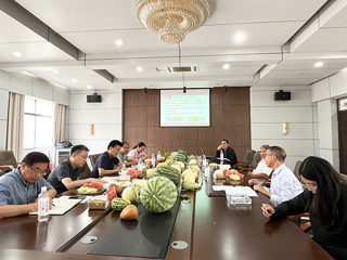 校党委书记毕明福到必威西汉姆联西瓜甜瓜育种基地和“科技小院”实地考察调研